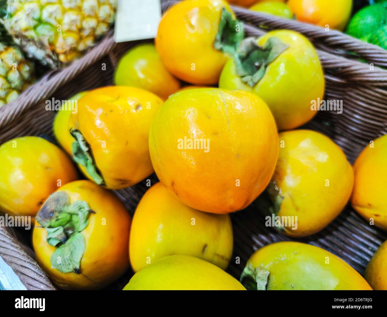 Selezionato fuoco su frutta fresca cruda di persimmon, cakis, nella stagione autunnale Foto Stock