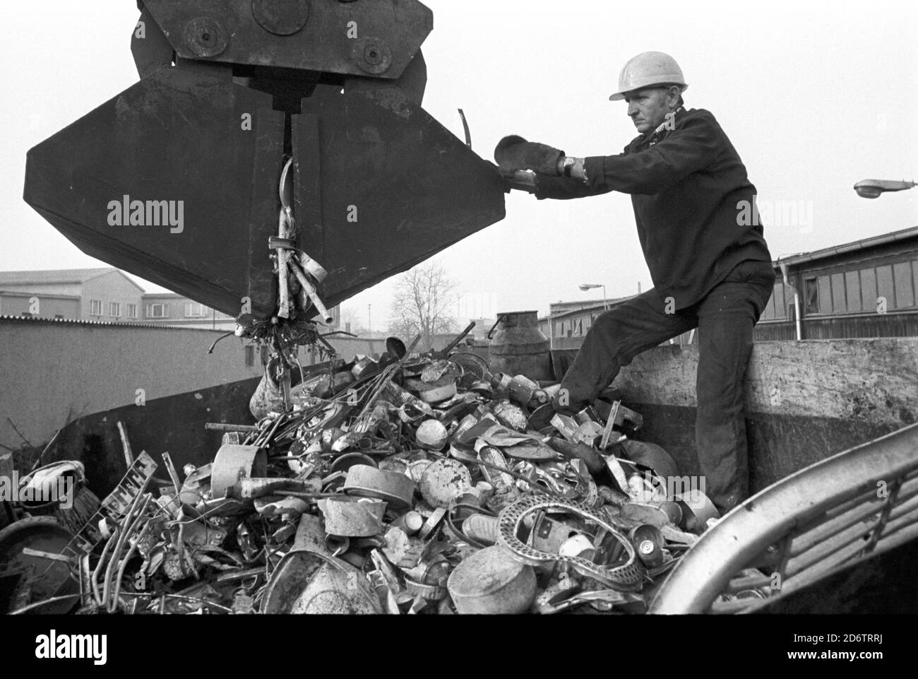 15 novembre 1984, Sassonia, Eilenburg: Nel novembre 1984, un contenitore viene caricato con rottami metallici in un punto di raccolta delle materie prime secondarie del VEB Kombinat Sekundär-Rohstofferfassun (SIERO) - raccolta di giornali; cartone; carta di scarto; bottiglie, bicchieri, stracci; rottami metallici. Data esatta del prelievo non nota. Foto: Volkmar Heinz/dpa-Zentralbild/ZB Foto Stock