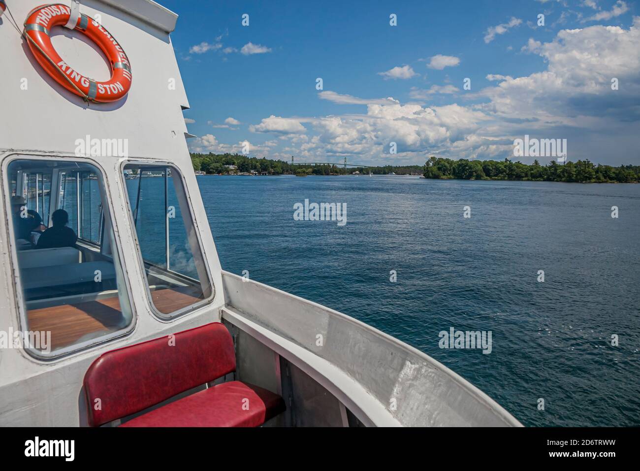 Thousand Islands, Ontario, Canada, luglio 2012 - Vista del fiume San Lorenzo e delle isole dal ponte della barca del tour Foto Stock