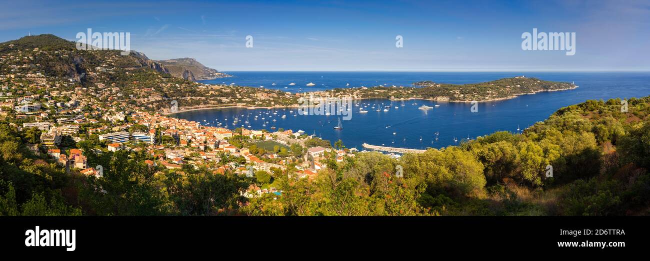 Villefranche-sur-Mer, Saint-Jean-Cap-Ferrat e la baia di Espalmador in estate. Costa Azzurra, Costa Azzurra, Alpi Marittime, Francia Foto Stock