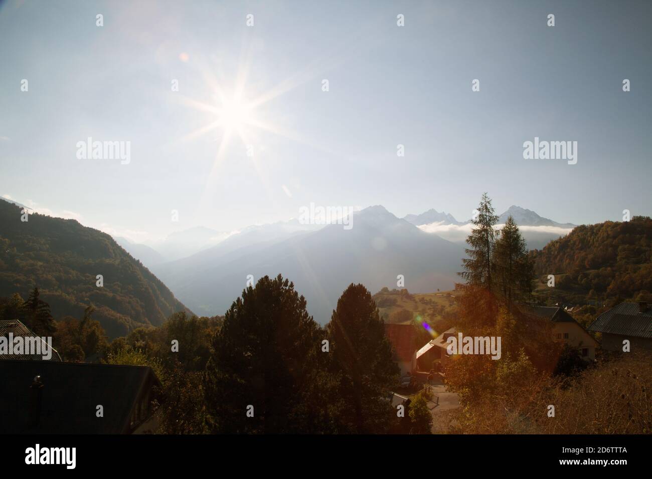 Montaimont in Maurienne Savoie : il sole sulle cime delle montagne Foto Stock