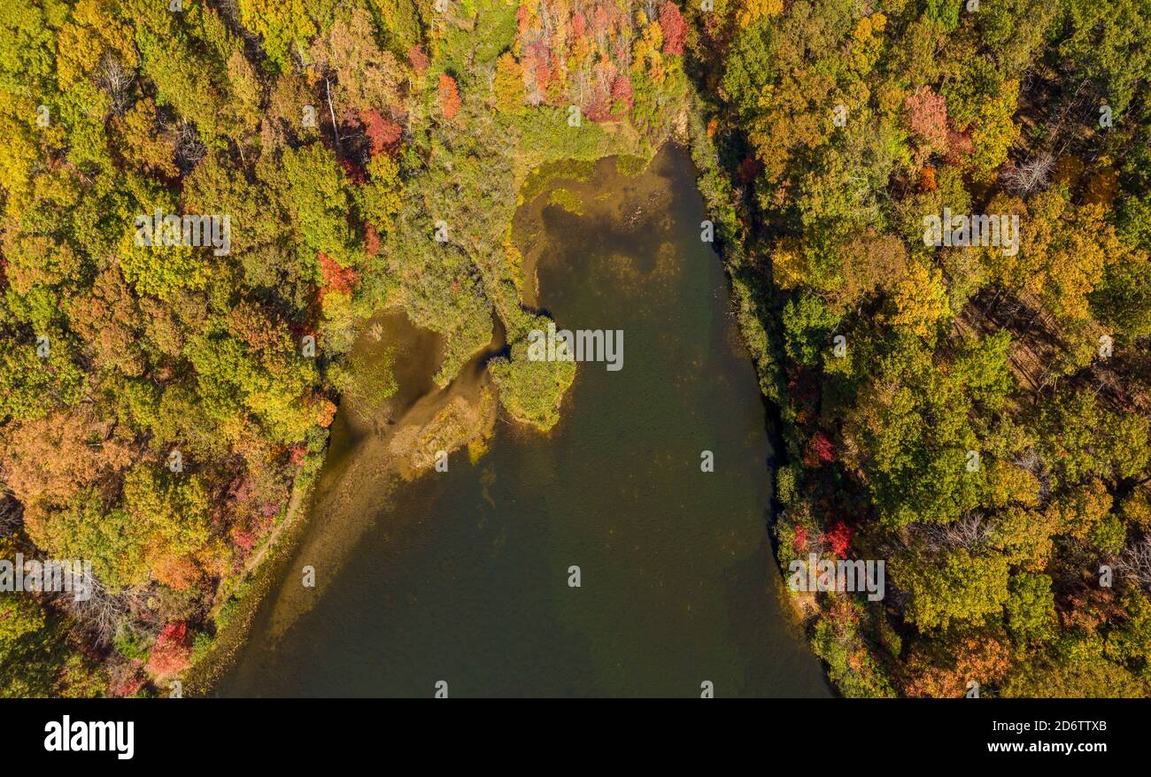 Immagine aerea del drone che guarda direttamente sul lago Coopers Rock e Glade Run nel parco statale in autunno. Situato vicino a Morgantown WV Foto Stock