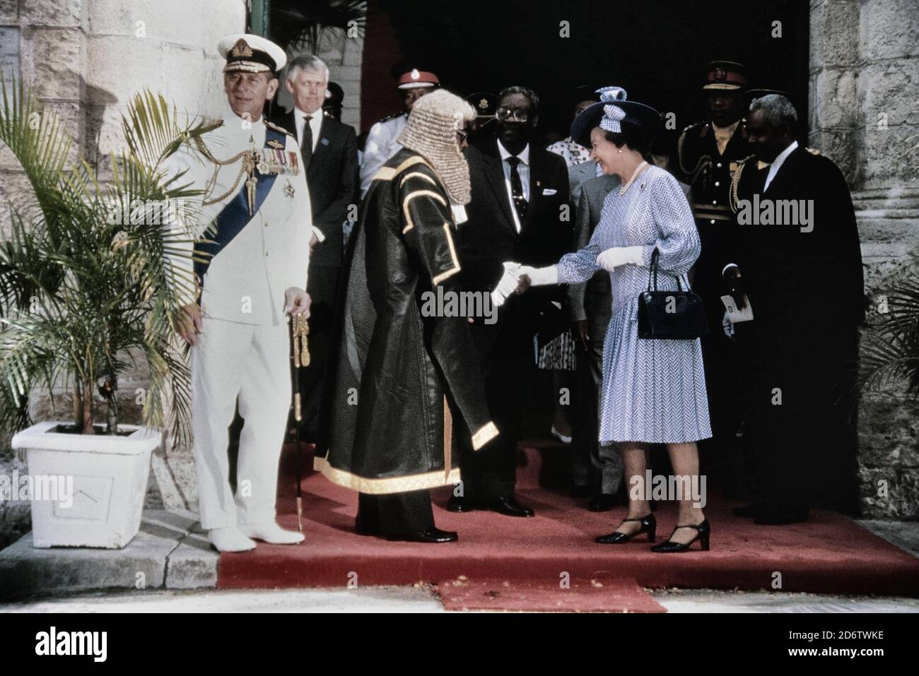 La Regina Elisabetta II della Gran Bretagna stringe le mani con la Presidente della Camera di Assemblea Lawson Weekes, al Parlamento delle Barbados giovedì 9 marzo 1989, quando partirà dopo le cerimonie per il 350° anniversario del parlamento dell'Isola dei Caraibi. Il principe Filippo a sinistra e il primo ministro delle Barbados Erskine Sandiford alle spalle Foto Stock