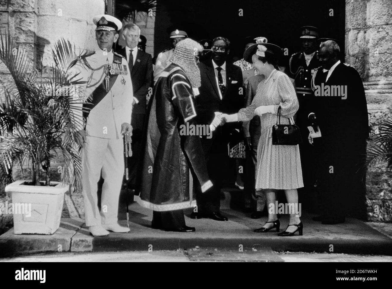 La Regina Elisabetta II della Gran Bretagna stringe le mani con la Presidente della Camera di Assemblea Lawson Weekes, al Parlamento Barbados giovedì 9 marzo 1989, quando partirà dopo le cerimonie per il 350° anniversario del parlamento dell'Isola dei Caraibi. Il principe Filippo a sinistra e il primo ministro delle Barbados Erskine Sandiford alle spalle Foto Stock
