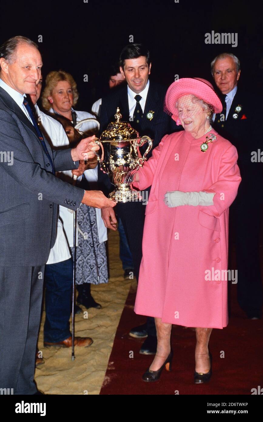 La Regina Madre (1900 - 2002) presenta una coppa di trofei agli allevatori di bestiame al Royal Smithfield Show. Earl's Court , Londra, Inghilterra, Regno Unito. 1989 Foto Stock