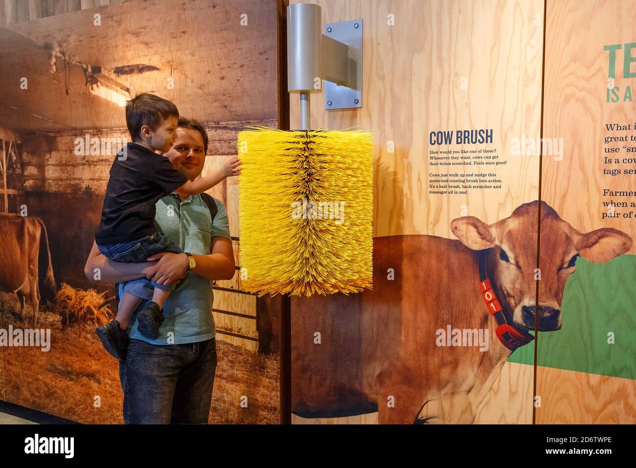 Tillamook, Oregon, USA - 28 giugno 2018: Papà e suo figlio visitano il museo della fabbrica di formaggio Tillamook a Tillamook, OREGON, USA Foto Stock