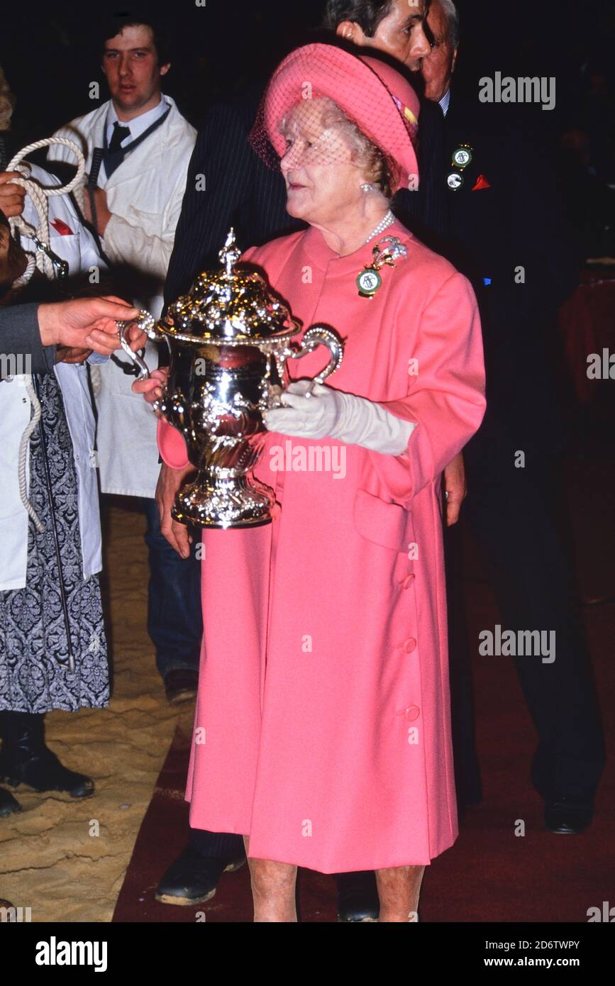 La Regina Madre (1900 - 2002) presenta una coppa di trofei agli allevatori di bestiame al Royal Smithfield Show. Earl's Court , Londra, Inghilterra, Regno Unito. 1989 Foto Stock