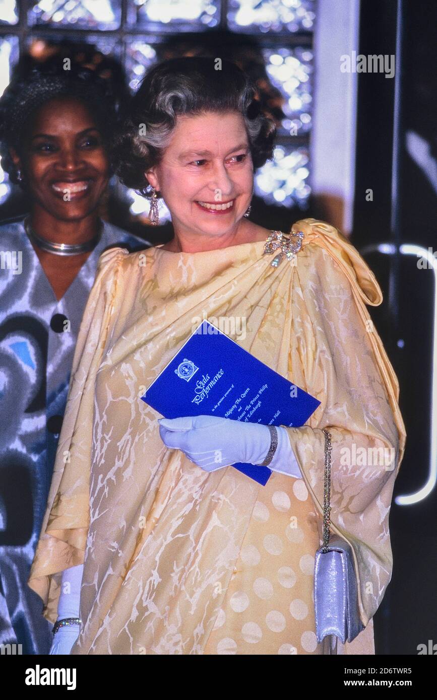 Una sorridente regina Elisabetta II che partecipa ad una performance di gala alla Frank Collymore Hall, durante la sua visita reale di quattro giorni a Barbados 8-11 marzo 1989 Foto Stock