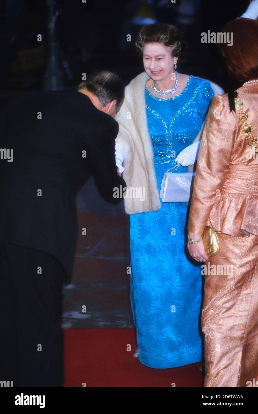 Un sorridente HRH Queen Elizabeth II frequentando un impegno di sera. Londra, Inghilterra, Regno Unito. Circa 1989 Foto Stock