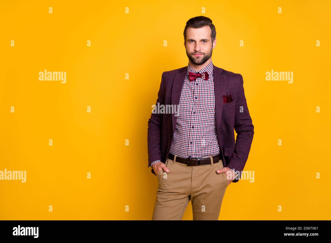 Foto di bei abiti ricchi elegante ragazzo ragazzo mani tasche pronto per la  festa vestito indossare camicia plaid blazer pantaloni isolati giallo  luminoso Foto stock - Alamy