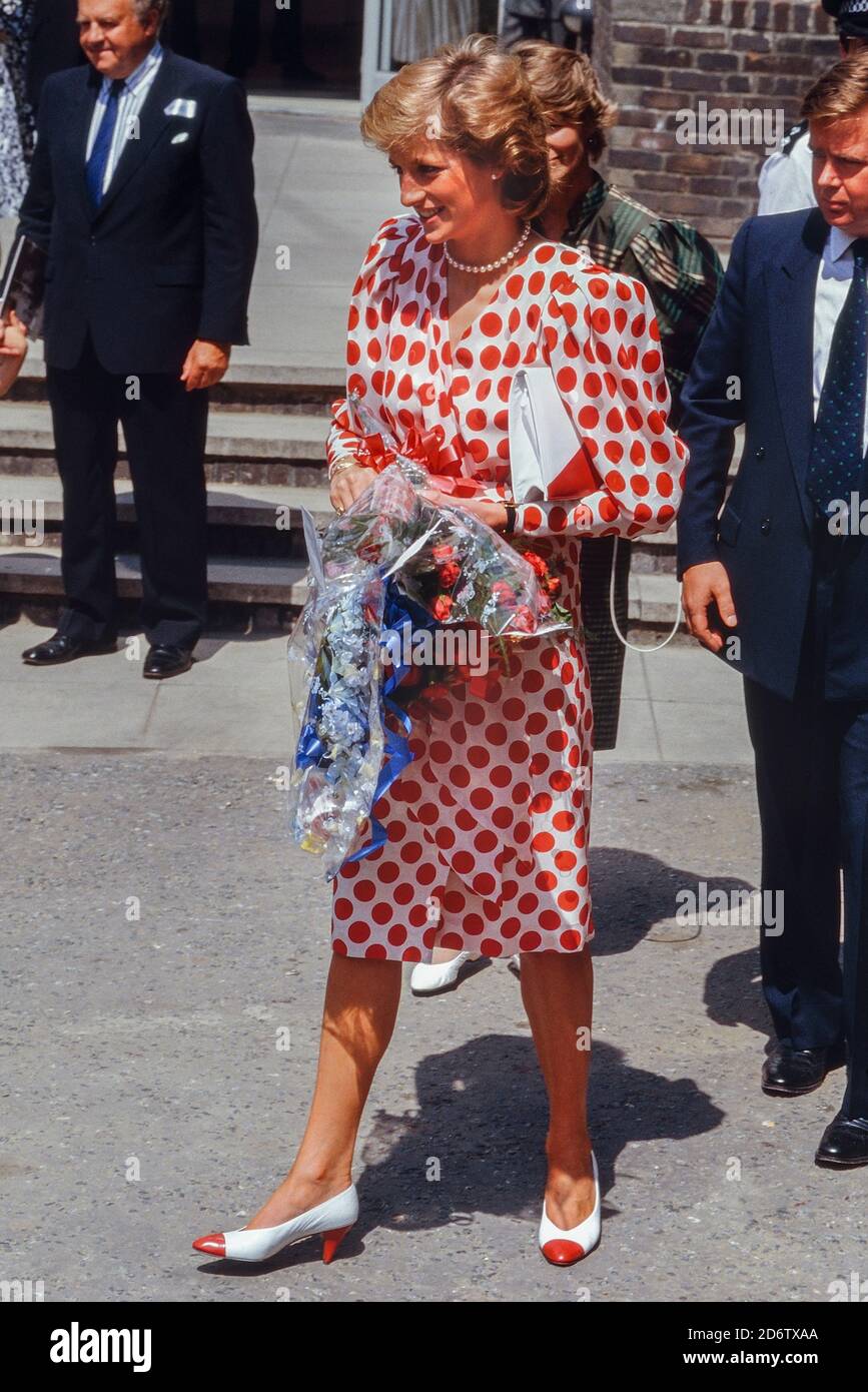 Diana, Principessa del Galles Visita al Royal College of Art accompagnata dal bodyguard Ken Wharfe. Londra. Inghilterra, Regno Unito. 21 luglio 1989 Foto Stock