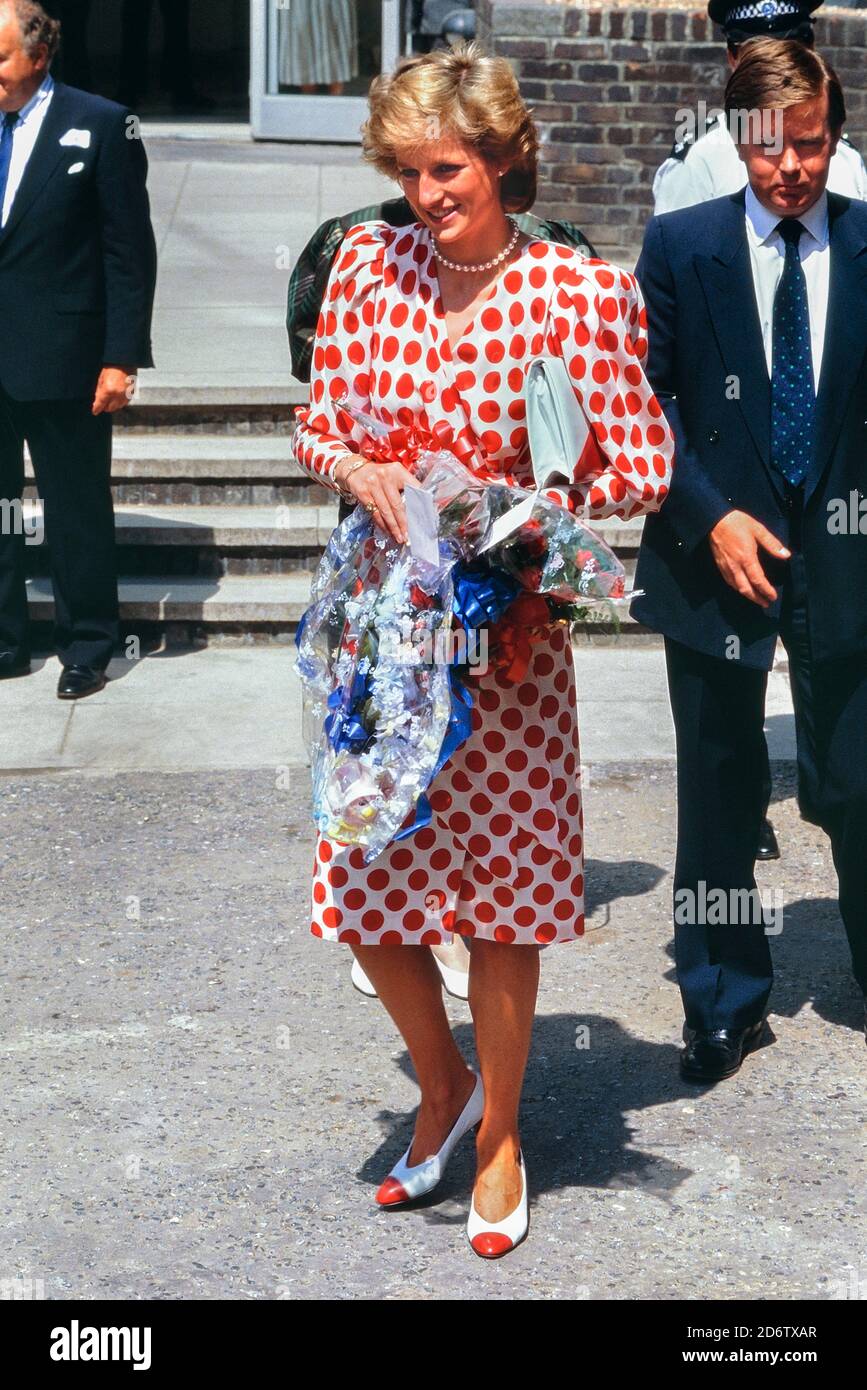Diana, Principessa del Galles Visita al Royal College of Art accompagnata dal bodyguard Ken Wharfe. Londra. Inghilterra, Regno Unito. 21 luglio 1989 Foto Stock
