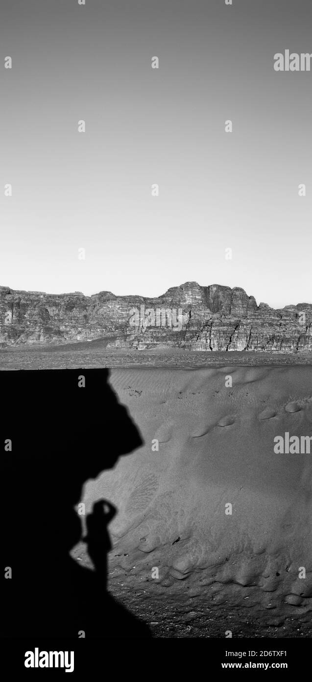 Ombra di un fotografo che scatta fotografie nel deserto del Wadi Rum, Giordania, Medio Oriente Foto Stock