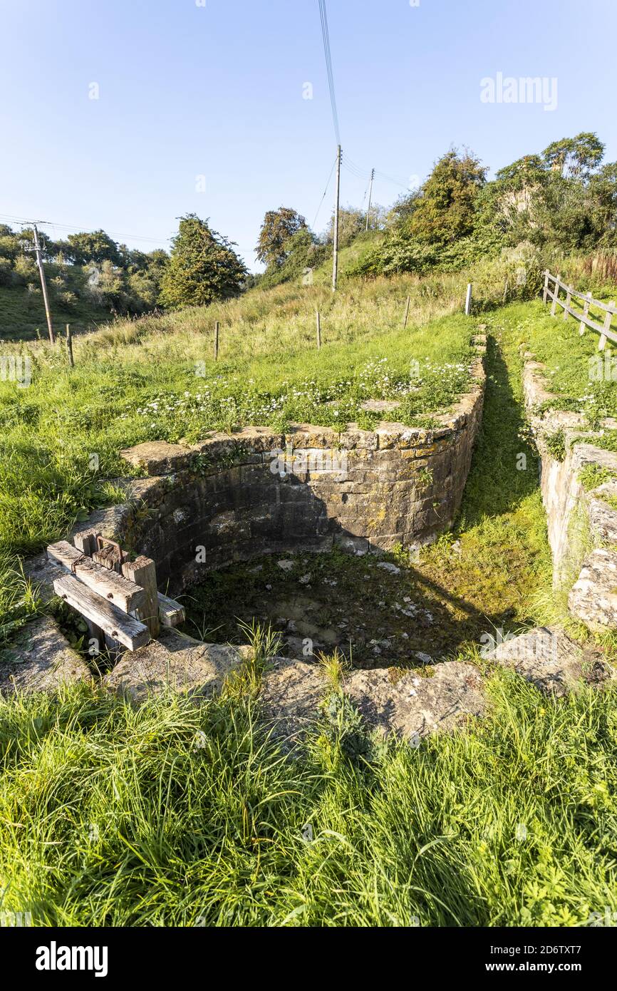 La pietra restaurata del 19 ° secolo costruito lavaggio di pecora nel villaggio di Cotswold di Cutsdean, Gloucestershire UK Foto Stock