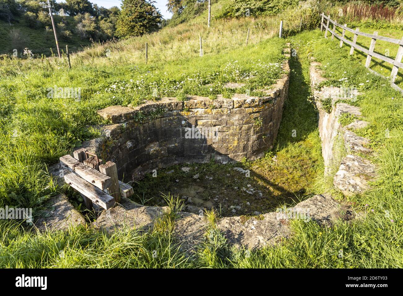 La pietra restaurata del 19 ° secolo costruito lavaggio di pecora nel villaggio di Cotswold di Cutsdean, Gloucestershire UK Foto Stock