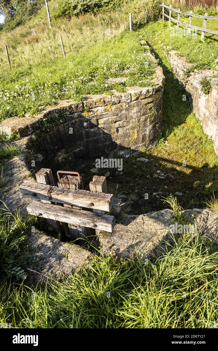La pietra restaurata del 19 ° secolo costruito lavaggio di pecora nel villaggio di Cotswold di Cutsdean, Gloucestershire UK Foto Stock