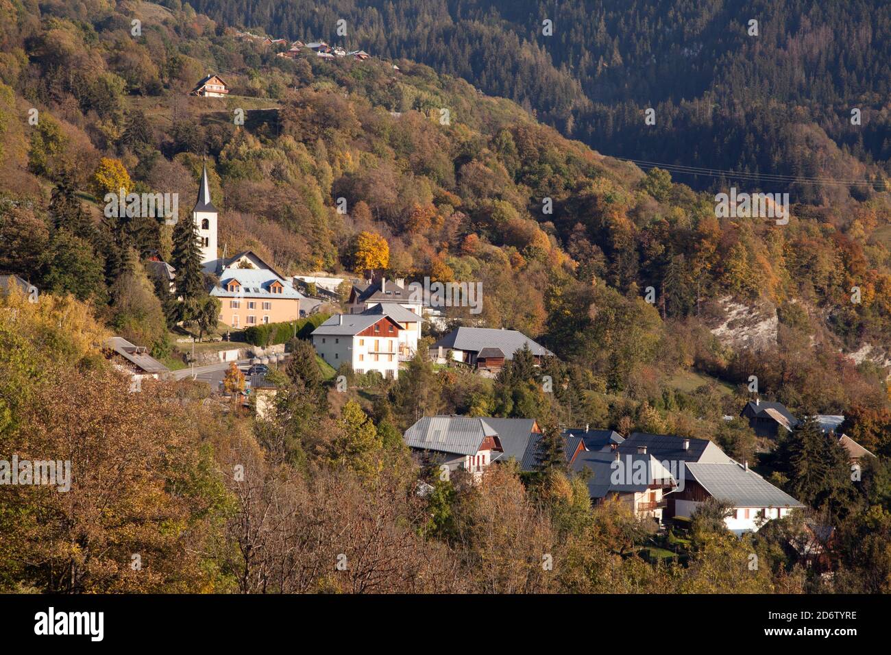 Montaimont in Maurienne Savoia : chiesa e villaggio con colori autunnali Foto Stock