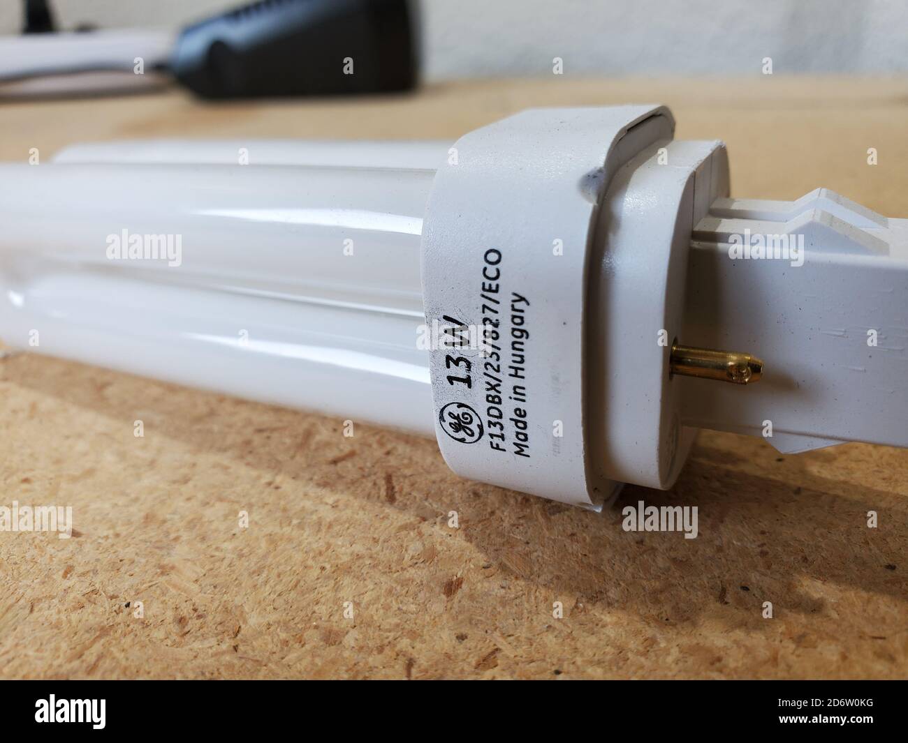 Primo piano dei tubi di una lampadina a fluorescenza compatta (CFL) a risparmio energetico, San Ramon, California con logo General Electric, 5 settembre 2020. () Foto Stock