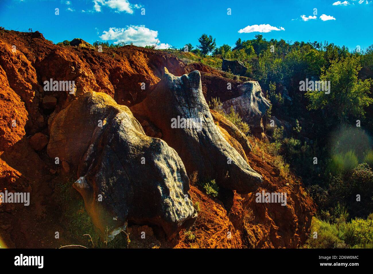 Roccia erosa con forme arrotondate in terra rossa Foto Stock