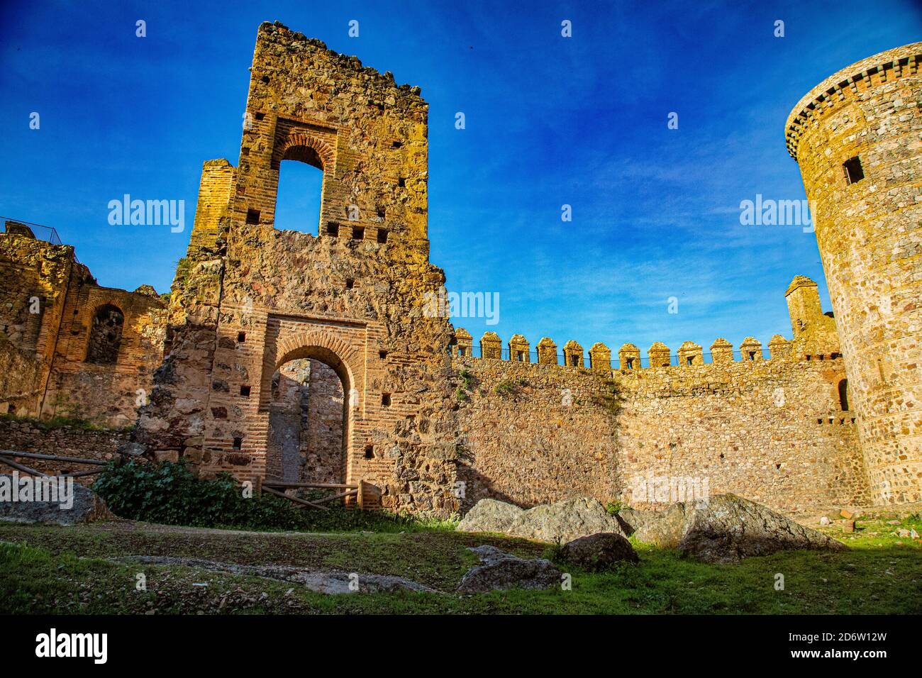 Interno di architettura del castello con parti in rovina Foto Stock