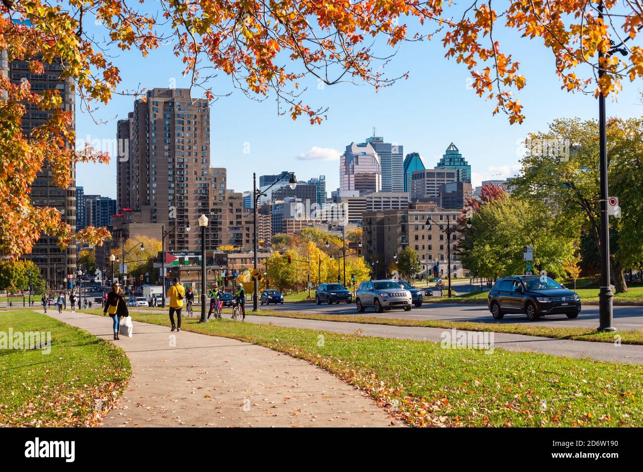 Montreal, Canada - 17 Ottobre 2020: Montreal Skyline da Park Avenue, nella stagione autunnale. Foto Stock