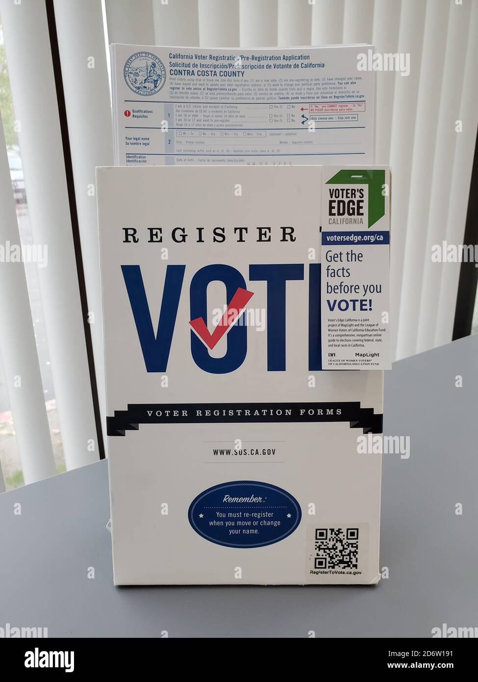 Firma con lettura del testo Registrati per votare e per i moduli di registrazione degli elettori presso il Servizio postale degli Stati Uniti (USPS), San Ramon, California, 14 settembre 2020. () Foto Stock