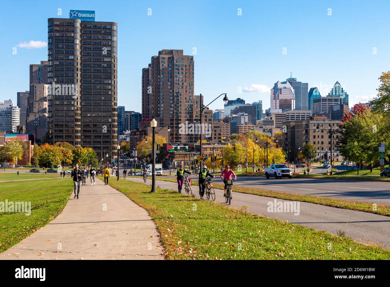 Montreal, Canada - 17 Ottobre 2020: Montreal Skyline da Park Avenue, nella stagione autunnale. Foto Stock