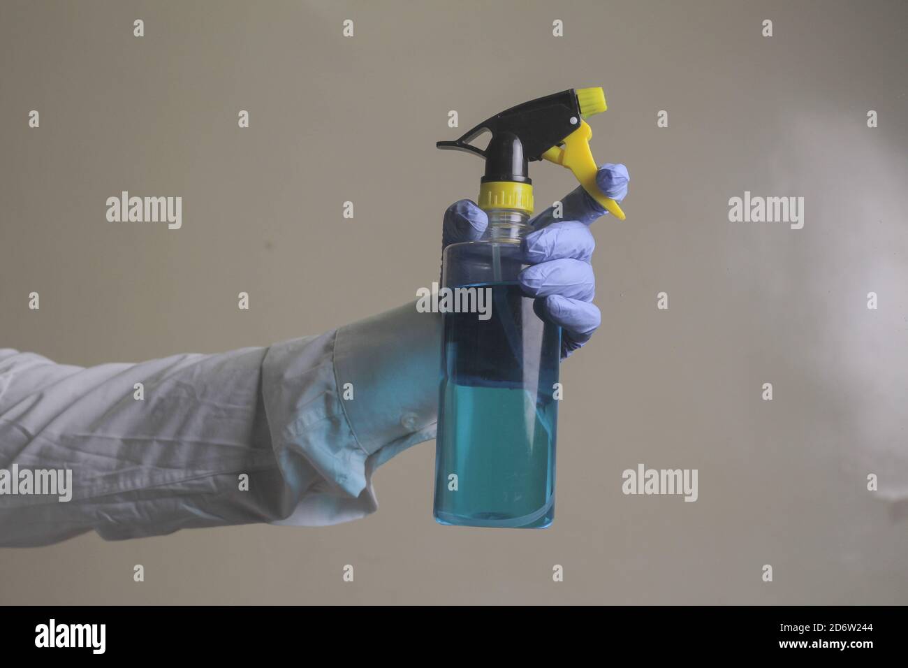 Spray disinfettante antibatterico spray, disinfettante per mani, concetto di controllo delle infezioni. Disinfettante per prevenire raffreddori, virus, coronavirus, influenza. SPR Foto Stock