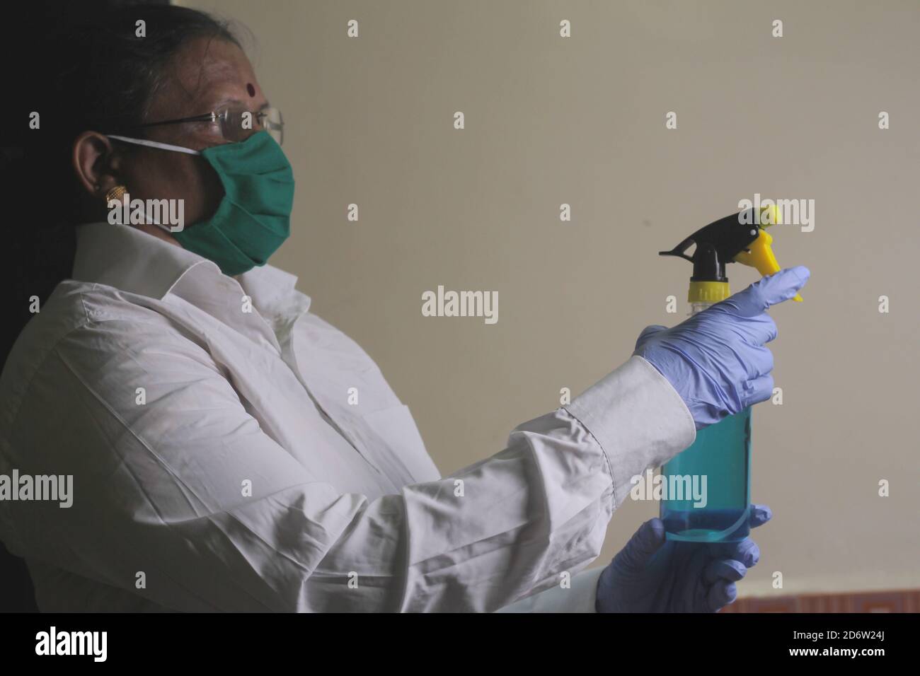 Spray disinfettante antibatterico spray, disinfettante per mani, concetto di controllo delle infezioni. Disinfettante per prevenire raffreddori, virus, coronavirus, influenza. SPR Foto Stock