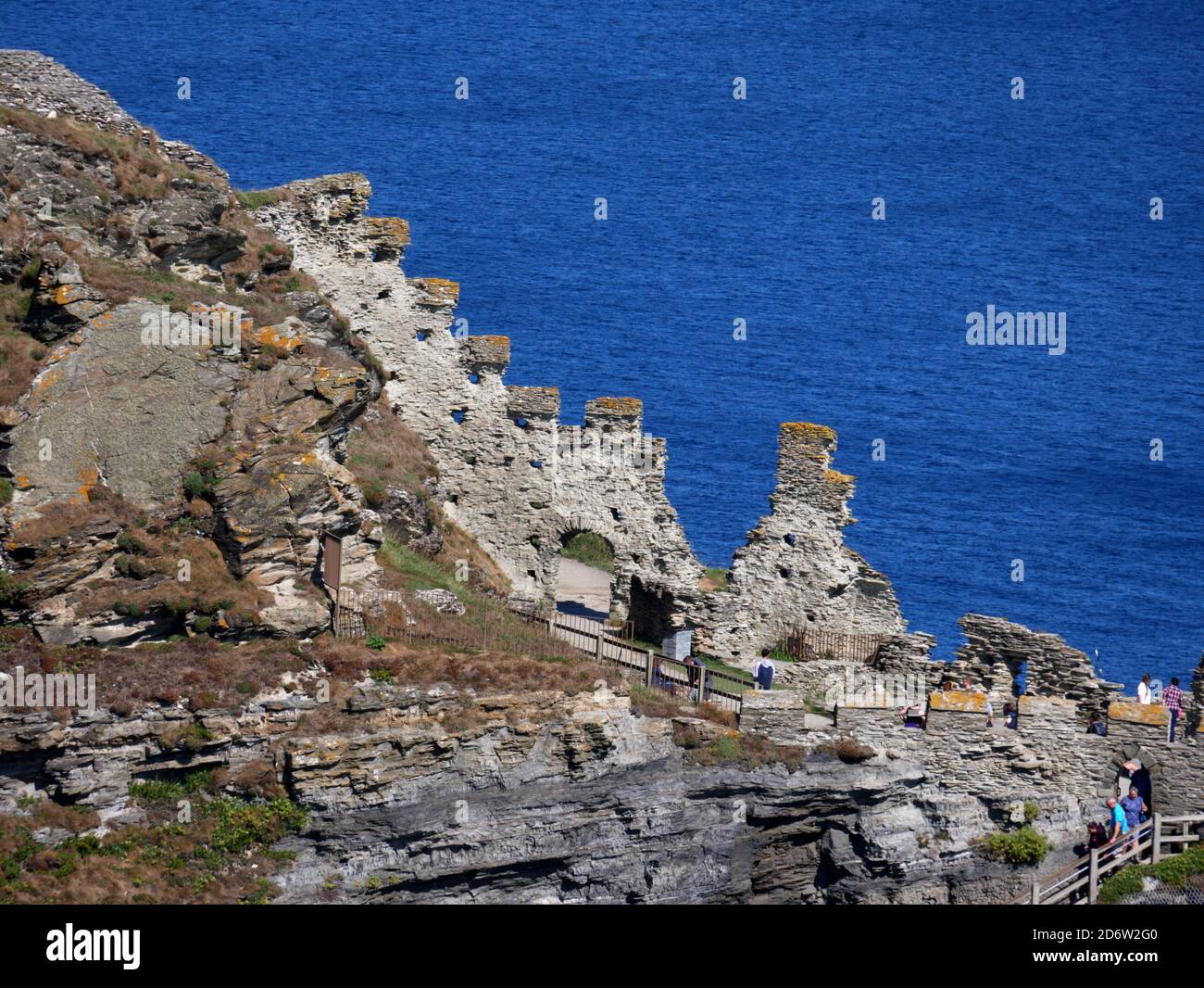 I visitatori si recano al castello di Tintagel in Cornovaglia. Foto Stock