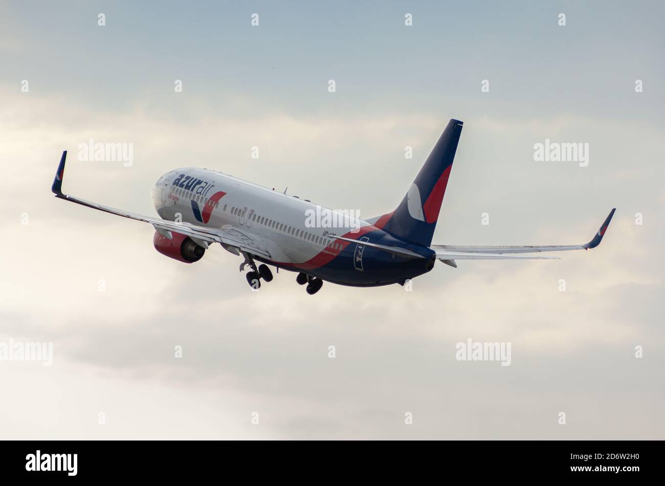 Ucraina, Kiev - 10 ottobre 2020: Ucraino aereo UR-AZF AZUR AIR UCRAINA BOEING 737-800. L'aereo sulla pista del Boryspil International Foto Stock