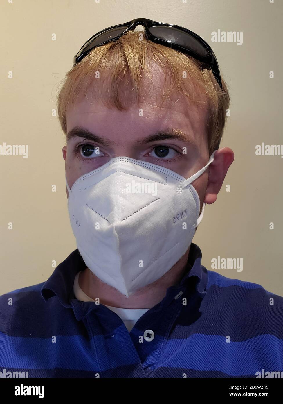 Uomo in camicia blu con maschera facciale KN95, San Ramon, California, 22 settembre 2020. () Foto Stock