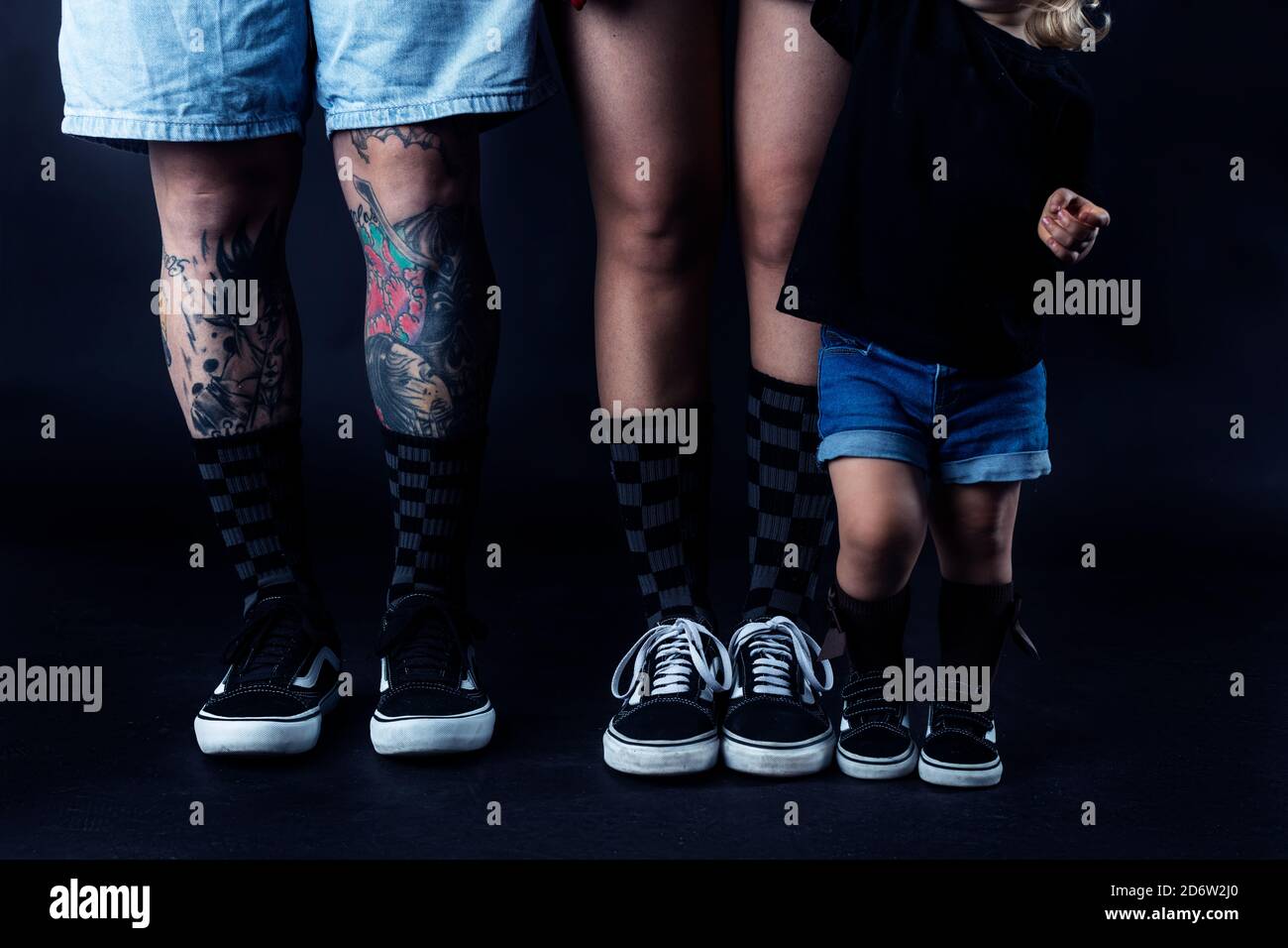 gambe di famiglia con padre, madre e figlia. Foto Stock