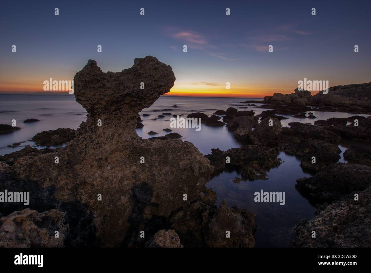 Interessanti formazioni rocciose alla spiaggia dell'isola di Rodi durante una splendida alba Foto Stock