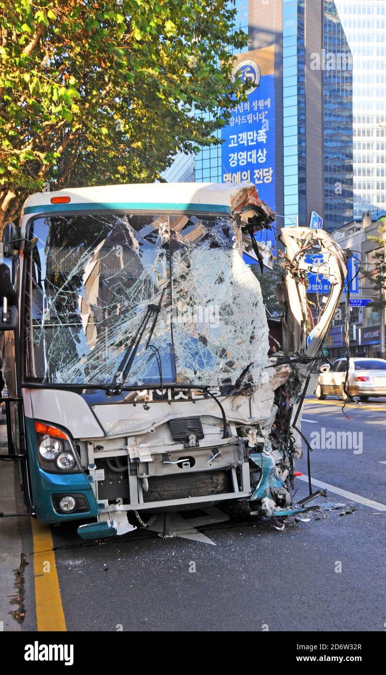 Si è schiantato l'autobus nel centro di Seoul, Corea del Sud Foto Stock