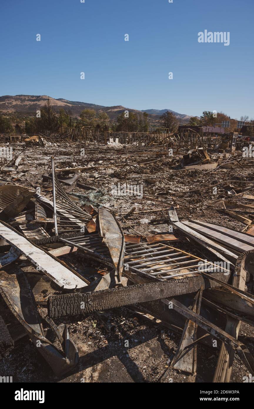 Perdita totale di proprietà dopo l'incendio dell'Oregon 2020. Immagine verticale Foto Stock