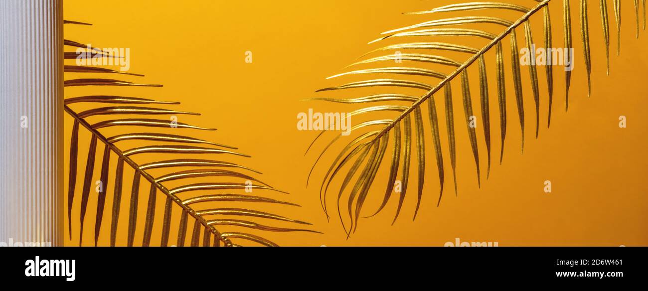 Candele d'oro con il nuovo anno 2021 sull'arco di marmo, foglie di palma,  colonna, scale, palle, alberi di Natale, confetti su sfondo giallo con l' orizzonte. Tendenza festiva ancora vita Foto stock -