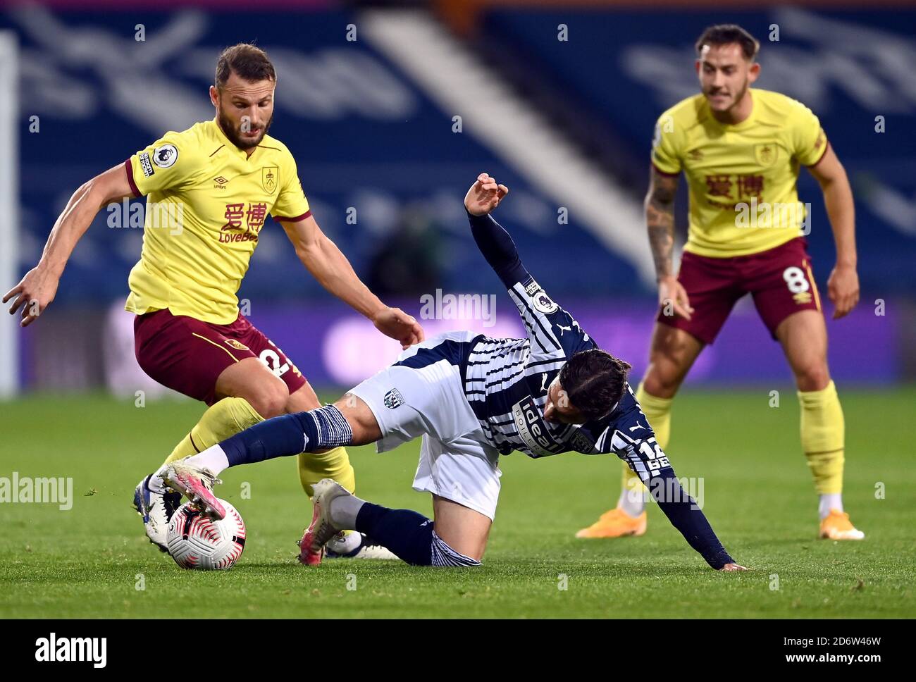 Erik Pieters di Burnley (a sinistra) e Filip Krovinovic di West Bromwich Albion combattono per la palla durante la partita della Premier League ai Hawthorns, West Bromwich. Foto Stock