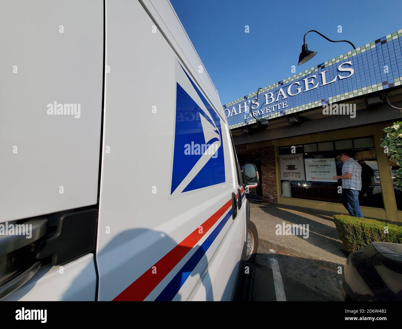 Vista grandangolare del logo sul camion USPS (United States Postal Service), Lafayette, California, 17 settembre 2020. () Foto Stock