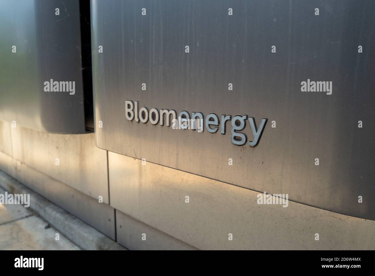 Primo piano del logo per l'azienda di immagazzinamento di energia Bloomenergyet sulle apparecchiature energetiche a San Ramon, California, 18 settembre 2020. () Foto Stock