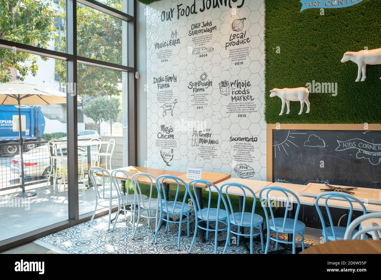 Il motivo della mucca è visibile al ristorante Mendocino Farms, Sacramento, California, 20 settembre 2020. () Foto Stock