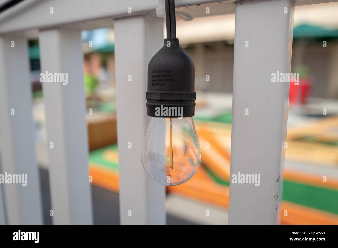 Primo piano di luce a globo o di luce a corda ristorante all'aperto, Walnut Creek, California, 19 settembre 2020. () Foto Stock