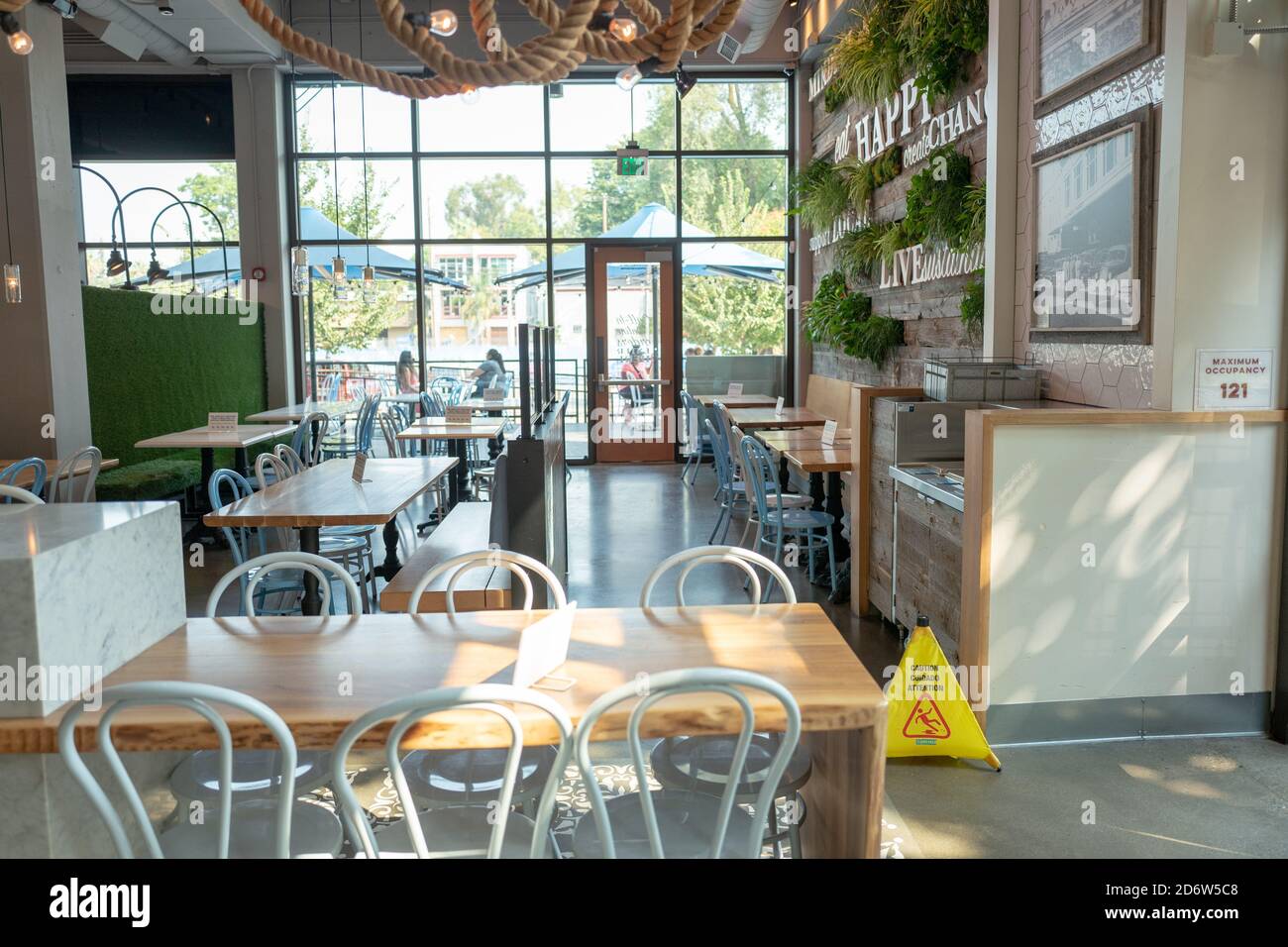 Il motivo della mucca è visibile al ristorante Mendocino Farms, Sacramento, California, 20 settembre 2020. () Foto Stock