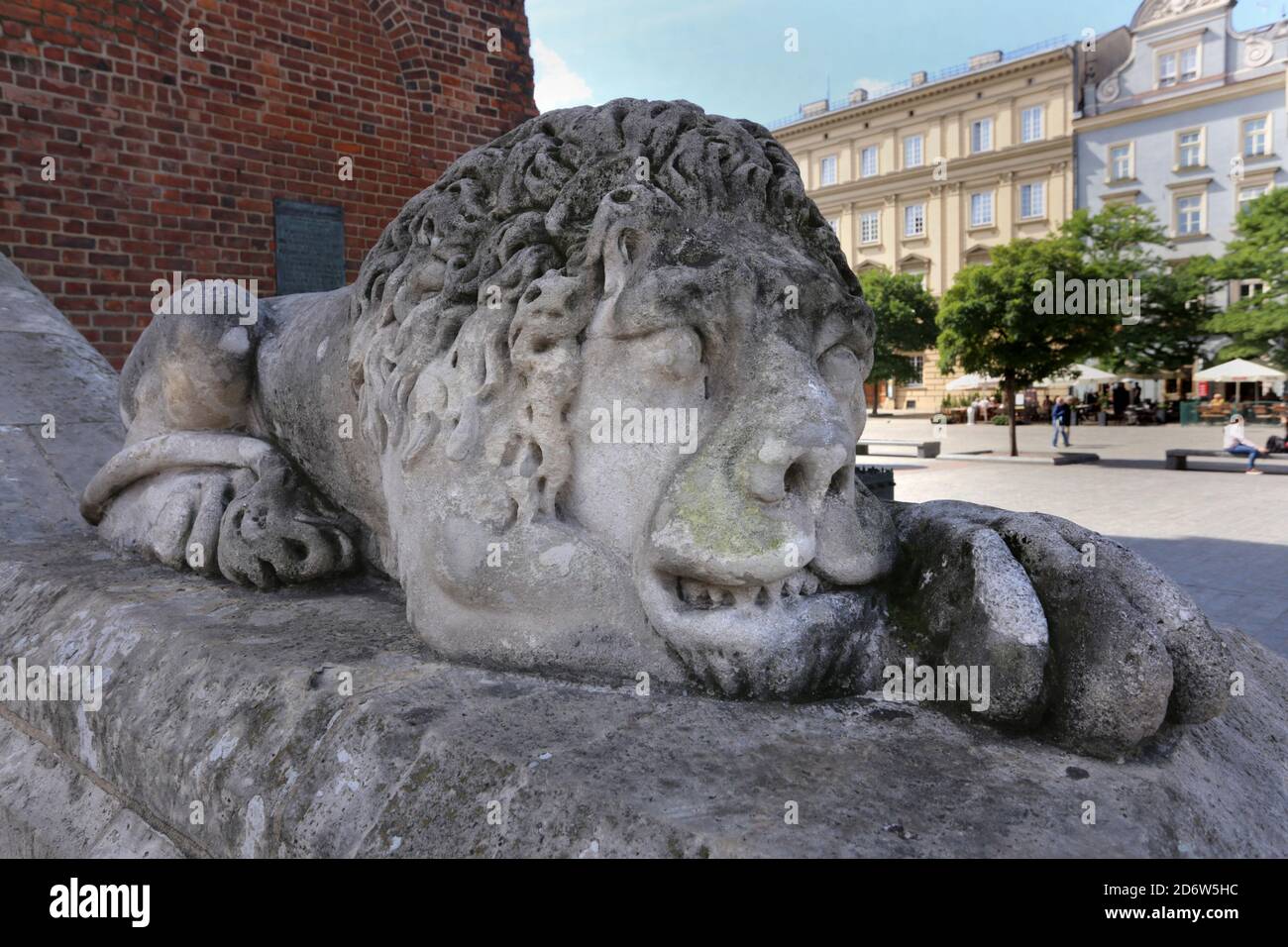Cracovia. Cracovia. Polonia. La figura del leone di pietra all'entrata della vecchia Torre del Municipio nella Piazza del mercato Vecchio. Foto Stock