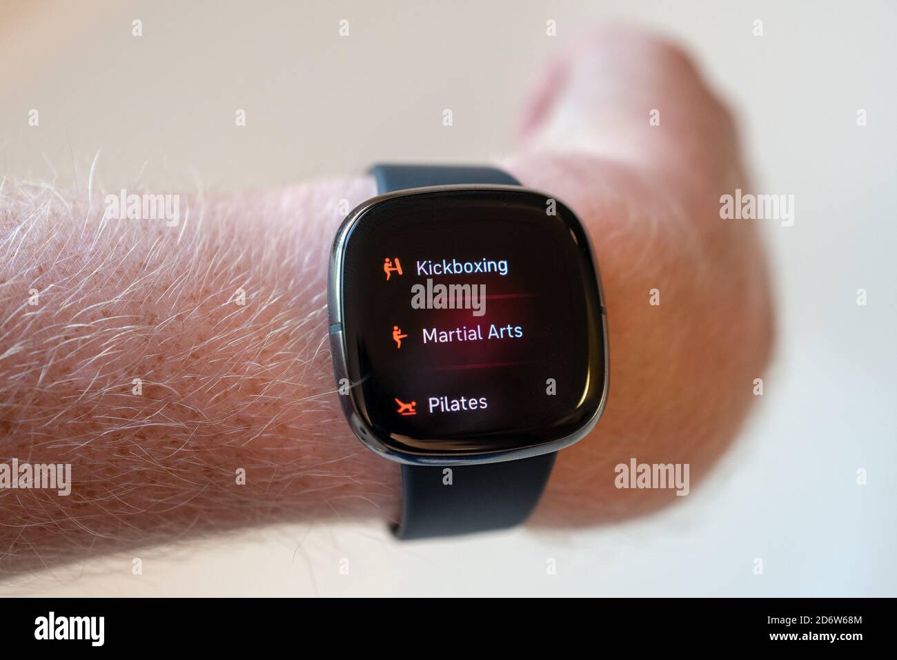 Tracciamento dell'esercizio sul dispositivo indossabile dell'orologio intelligente Fitbit Sense Health tracking, San Ramon, California, 22 settembre 2020. () Foto Stock