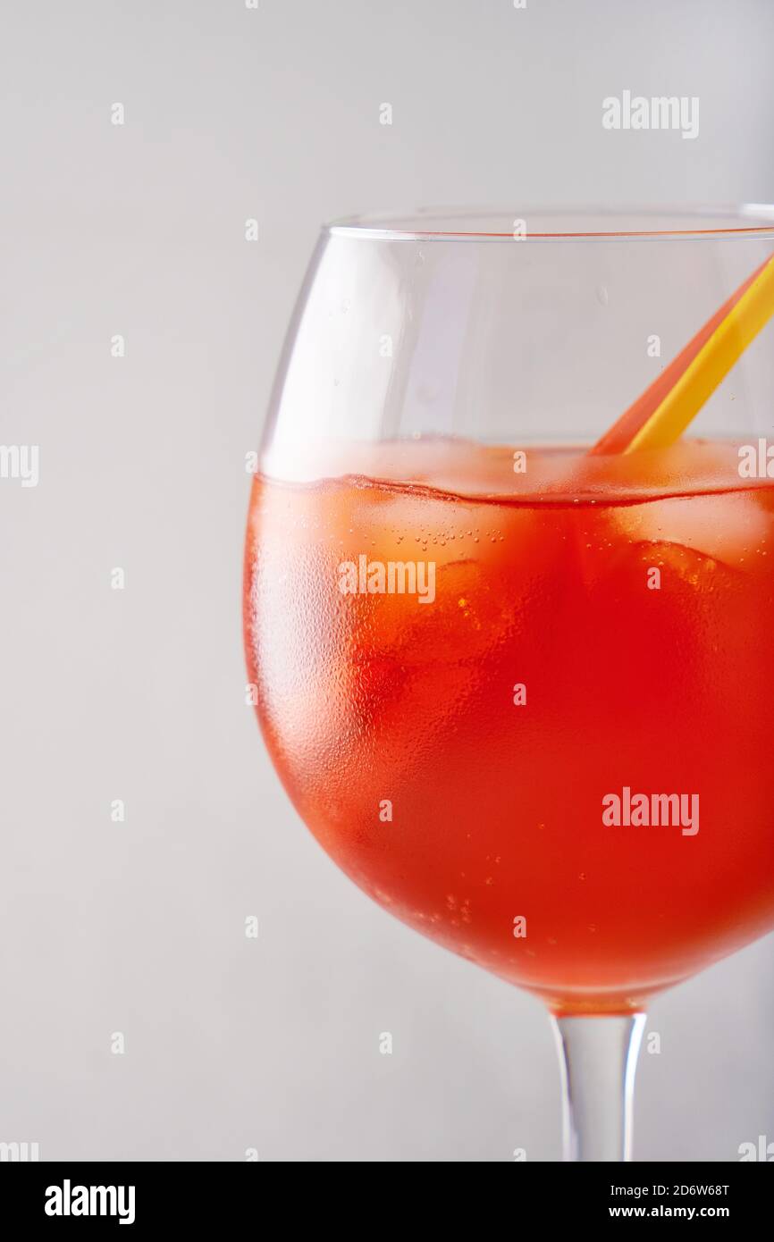Alcol Aperol bevanda con pompelmo in vetro Foto Stock