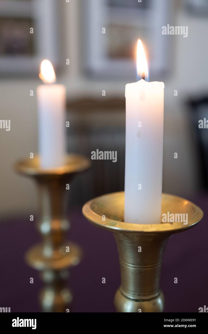 Primo piano di due candele che bruciano in portacandele di ottone per la celebrazione settimanale del Sabbath (Shabbat) nella religione Giudaismo, San Ramon, California, 21 settembre 2020. () Foto Stock