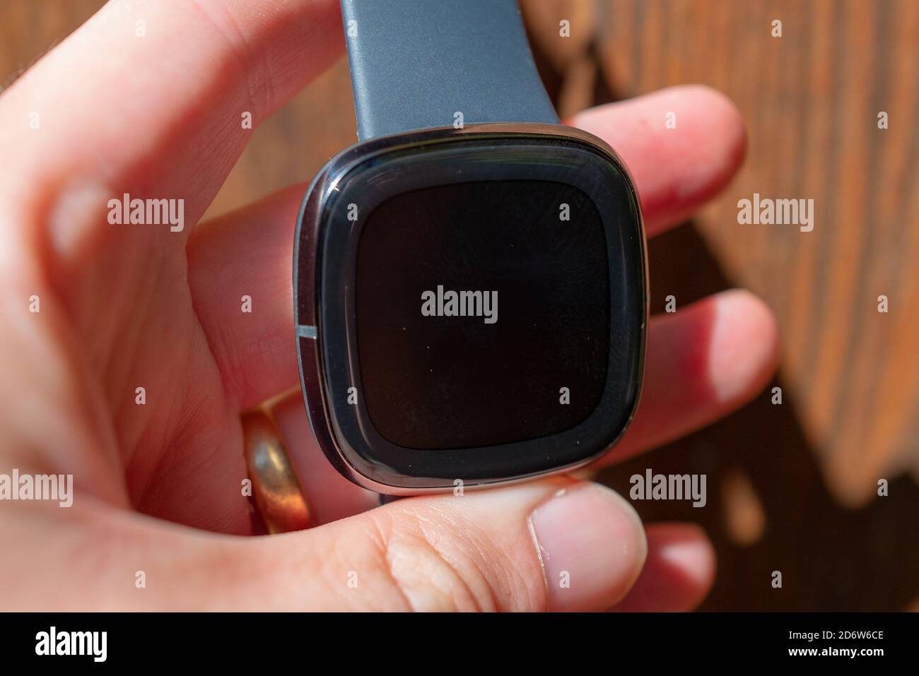 Quadrante dell'orologio che tiene la mano umana sul dispositivo indossabile dell'orologio intelligente Fitbit Sense, San Ramon, California, 22 settembre 2020. () Foto Stock