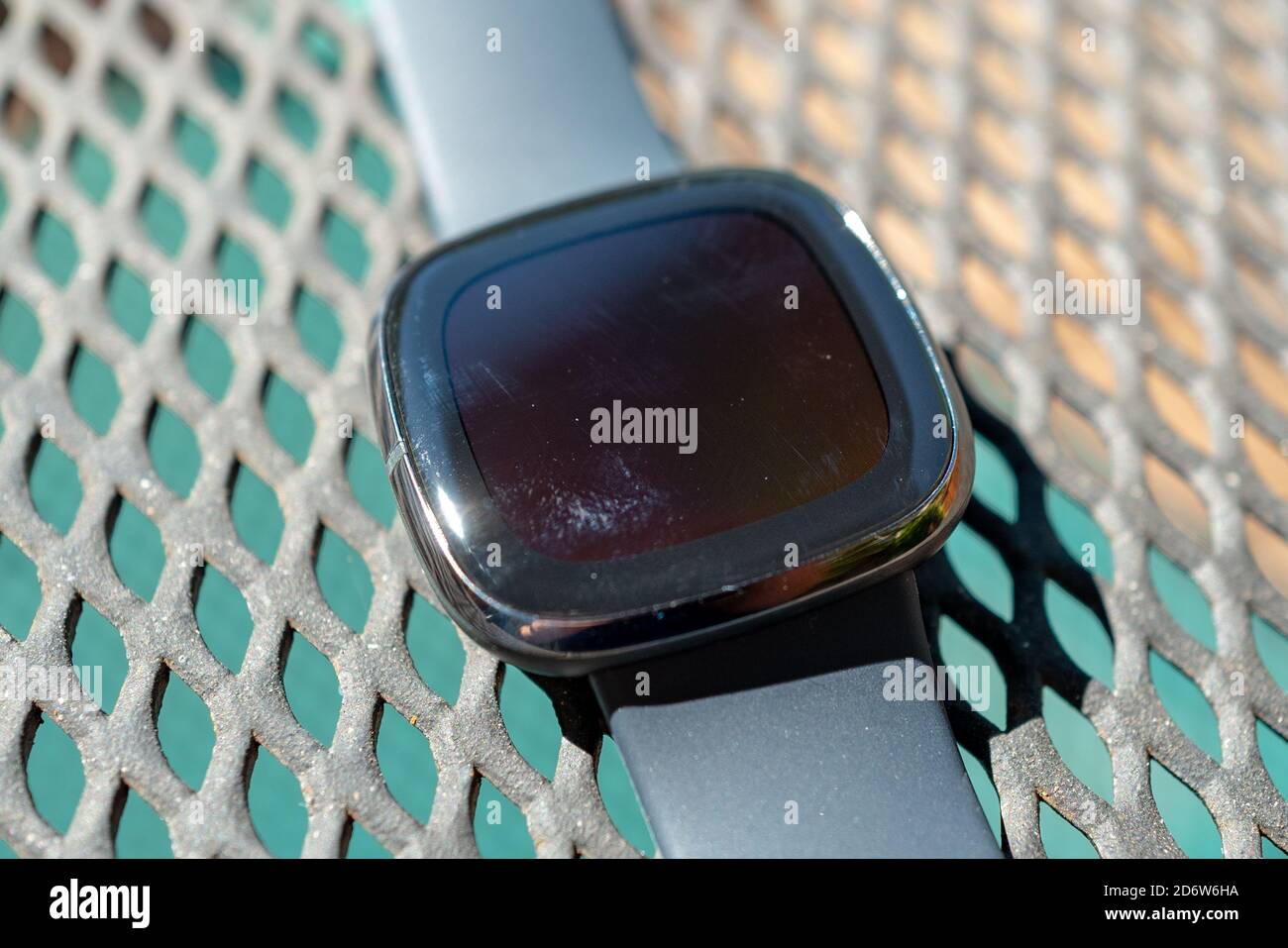 Guarda il viso sul dispositivo indossabile per l'orologio intelligente Fitbit Sense Health tracking, San Ramon, California, 22 settembre 2020. () Foto Stock