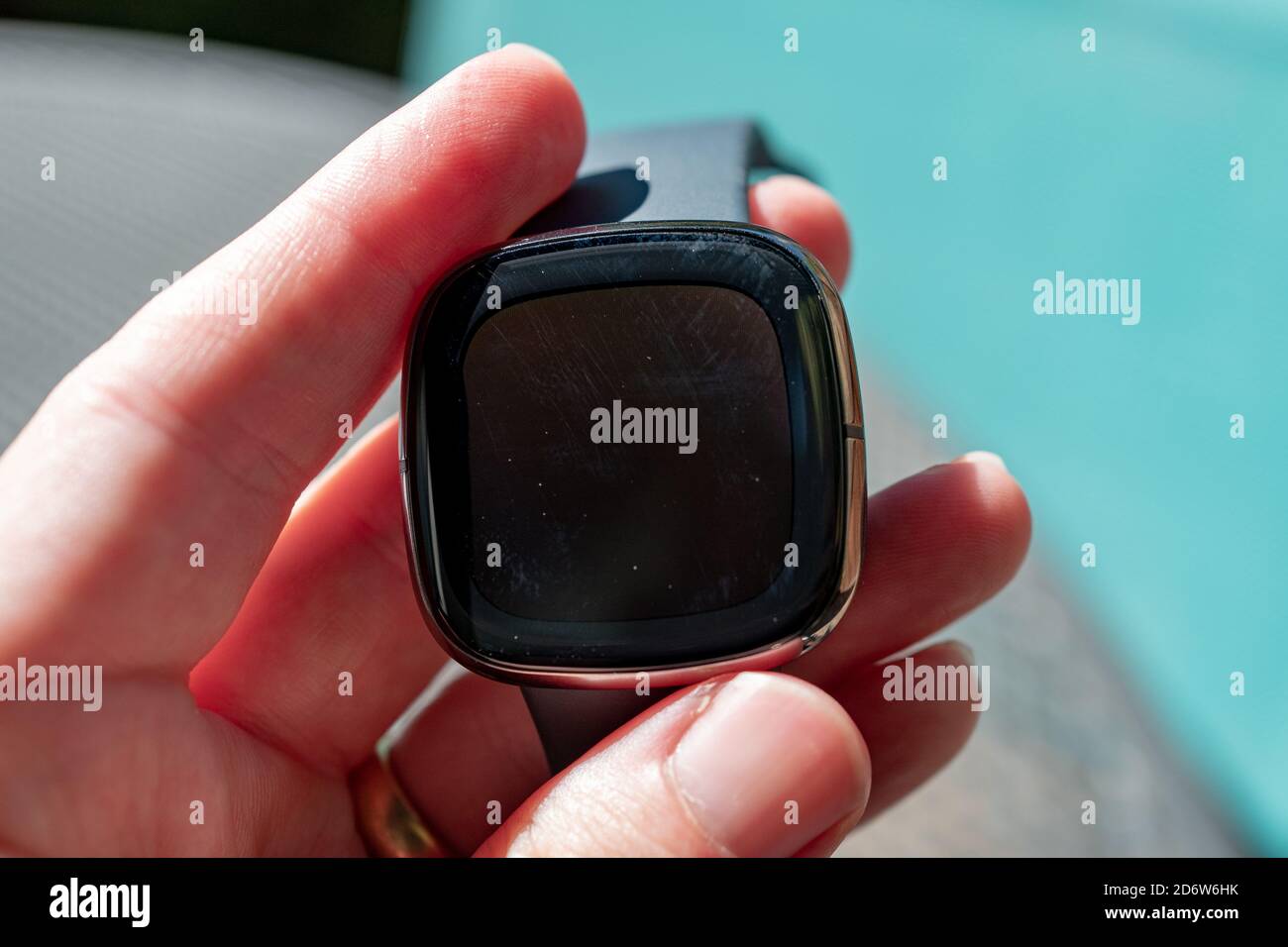 Quadrante dell'orologio che tiene la mano umana sul dispositivo indossabile dell'orologio intelligente Fitbit Sense, San Ramon, California, 22 settembre 2020. () Foto Stock